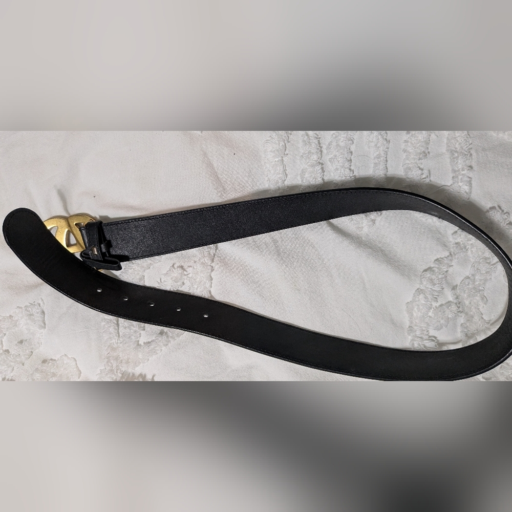 Gucci Elegant Black Belt with Gold Buckle - Picture 3 of 5